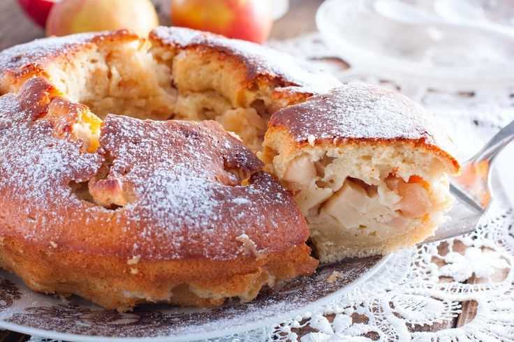 Шарлотка с яблоками в духовке: 5 простых пошаговых рецептов с фото