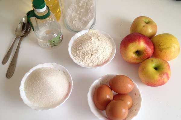 Шарлотка пышная с яблоками в духовке: простой и вкусный классический рецепт пошагово с фото. самая вкусная шарлотка с яблоками творожная, бисквитная, диетическая, постная, с медом, вишней, из песочного теста: рецепт