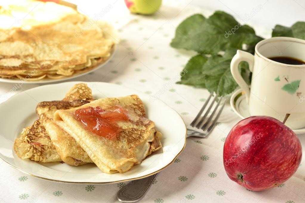 Яблочные блины с изюмом рецепт с фото пошагово - 1000.menu