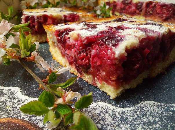 Песочный пирог с ягодами и сметанной заливкой рецепт с фото пошагово и видео - 1000.menu
