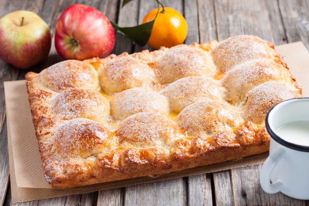 Как приготовить вкусный яблочный пирог в духовке из пресного теста в домашних условиях: рецепт с фото