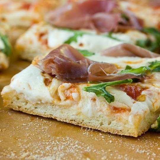 Пицца из слоеного бездрожжевого теста в духовке — лучшие рецепты