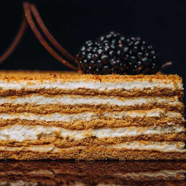 Торт бисквит с кремом из белого шоколада и клубники рецепт с фото пошагово и видео - 1000.menu