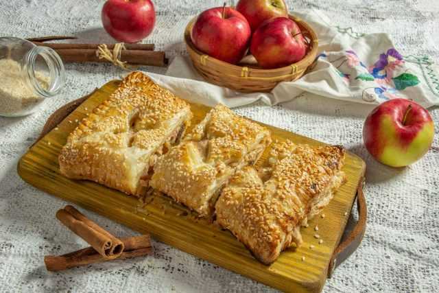 Как приготовить пирог из слоеного теста с яблоками по пошаговому рецепту с фото