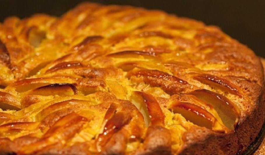 Пирог с карамелизированными яблоками: рецепт