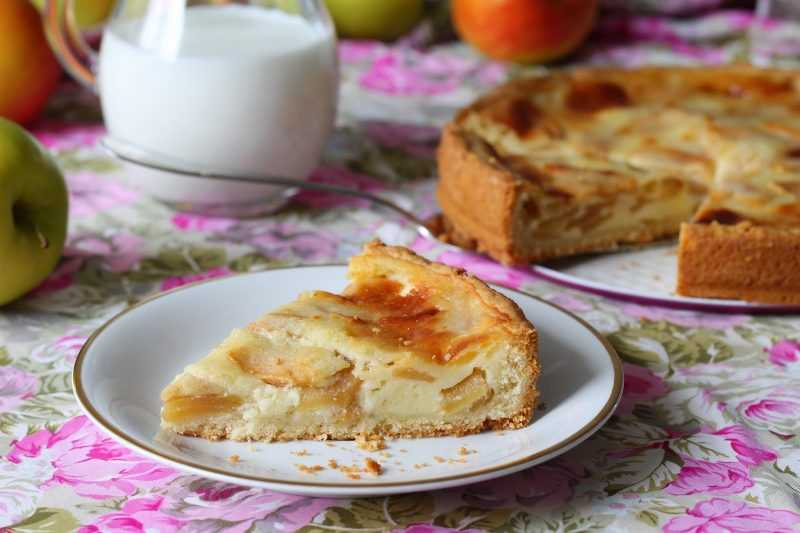 Заливной пирог с яблоками — 13 ароматных и быстрых рецептов