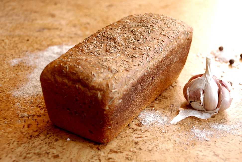 Ржаной хлеб с кориандром. Хлеб Vierkornbrot. Хлеб с кориандром в хлебопечке. Хлеб с кориандром