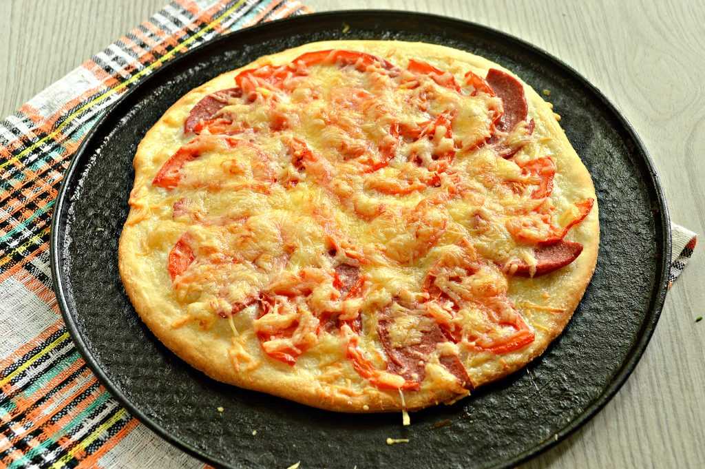 Рецепт пиццы с помидорами, колбасой и сыром в духовке - 14 пошаговых фото в рецепте