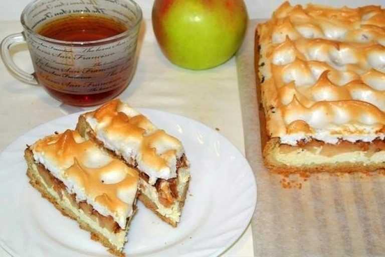 Насыпной пирог с творогом и яблоками в духовке