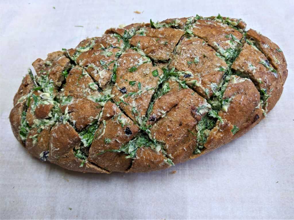 Черный хлеб простейшие рецепты. Хлеб с зеленью. Хлеб с чесноком и зеленью. Хлеб с чесноком и зеленью в духовке. Чесночный хлеб с зеленью.
