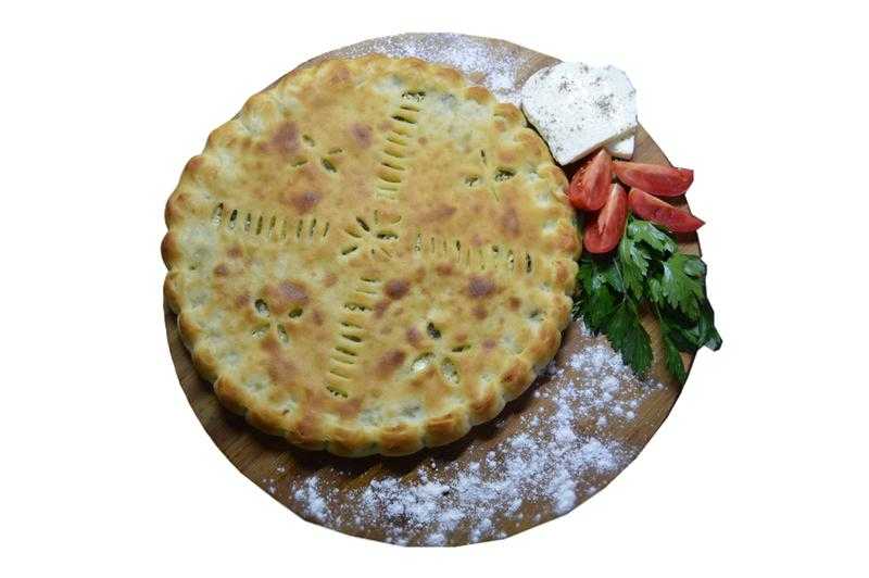 Осетинская лепешка с сыром и картошкой. осетинские пироги с картошкой и сыром