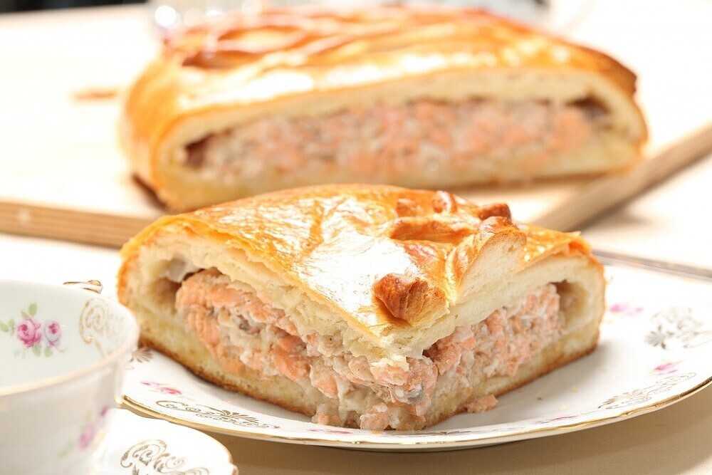 Рыбный пирог с семгой: 7 очень вкусных рецептов
