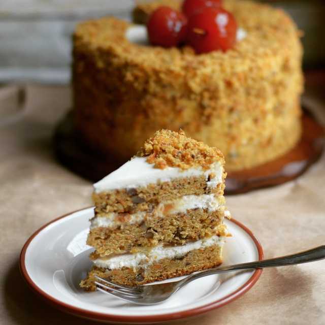 Бисквитный торт с орехами и кремом из сгущенки – эксклюзивные тортики