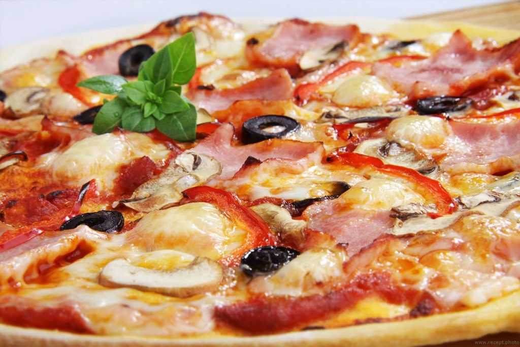 Вкусная домашняя пицца с беконом и сыром: рецепт с фото