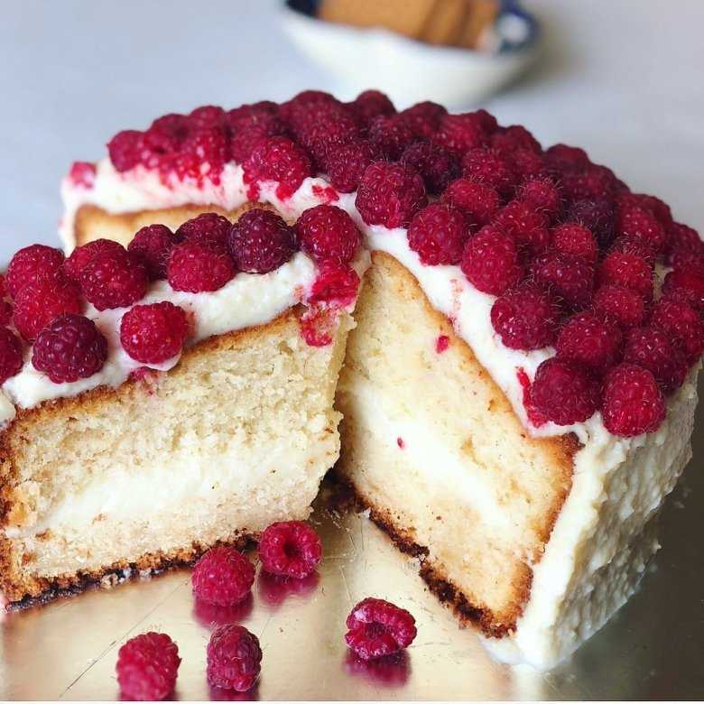 Бисквит с малиной: рецепты пирогов, как приготовить торт со сметанным кремом