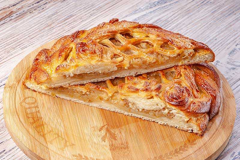 Пирог из слоеного теста с начинкой из груши и сыра