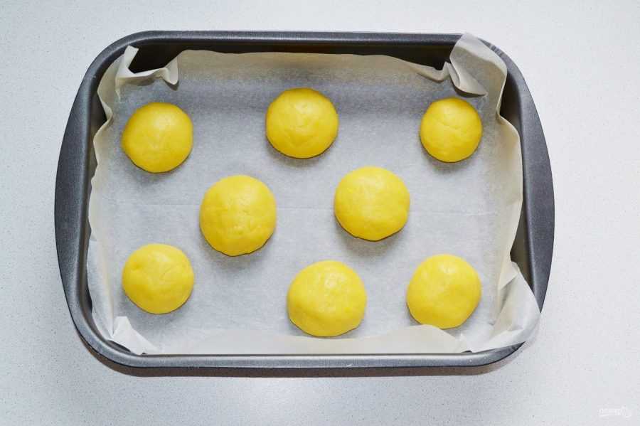 Простое печенье на сметане на сковороде с яичными желтками