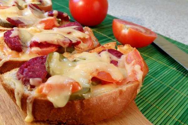 Хотите узнать, как лучше всего приготовить блюдо Пицца Вертушка с томатом  пошаговые фото, состав, порядок приготовления, комментарии, советы, похожие рецепты