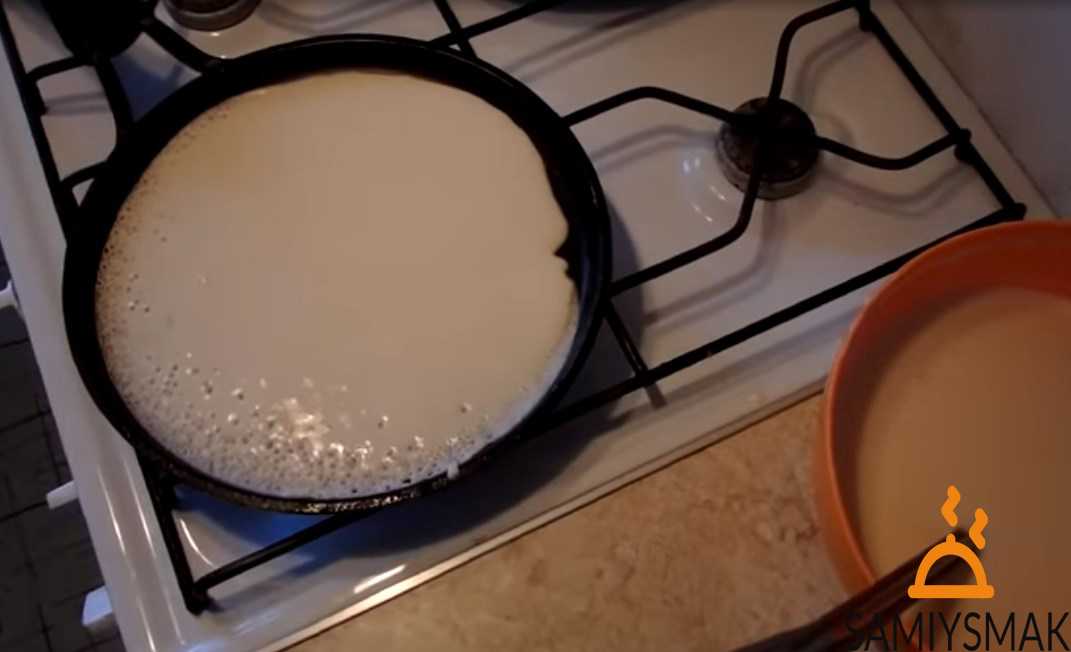 Кружевные блины с дырочками на кислом молоке и кипятке - рецепт с фото
