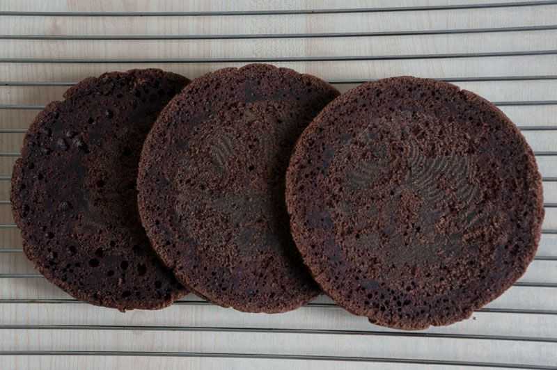 Бисквит на кипятке шоколадный, ванильный и шифоновый - рецепты в духовке и в мультиварке