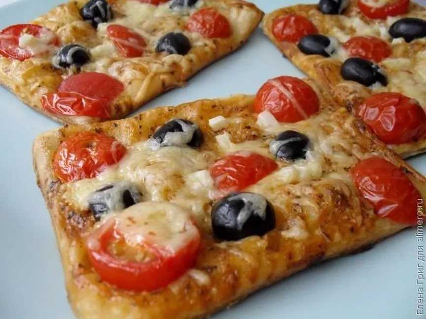 Пицца из слоеного теста в духовке: рецепты с фото пошагово в домашних условиях