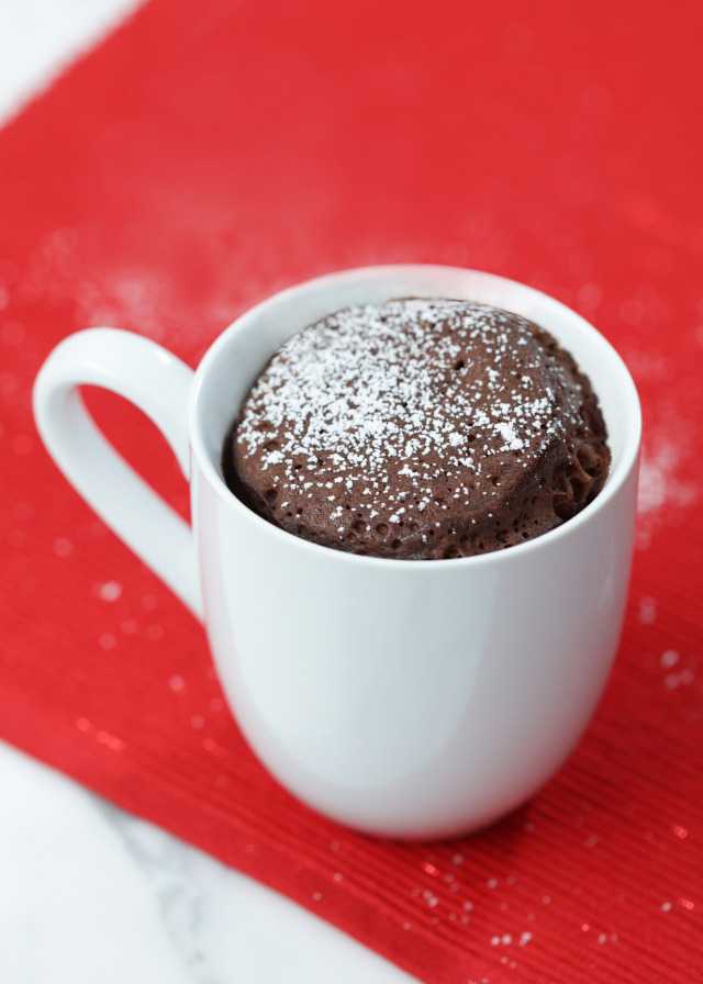Шоколадный кекс в микроволновке - 10 быстрых рецептов
