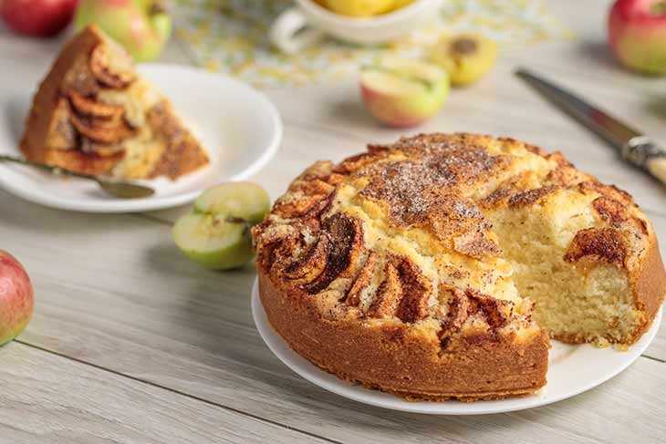 Бисквитный пирог с яблоками рецепт с фото пошагово и видео - 1000.menu