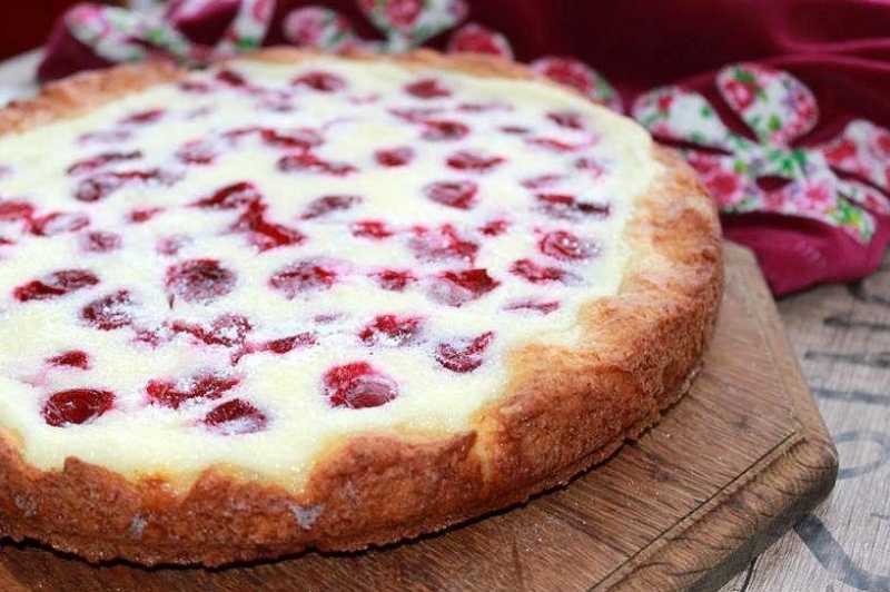 Пирог на кефире с ягодами в духовке. 2 вкусных рецепта