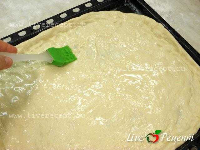 Пицца к пиву с сыром, колбасой и грибами