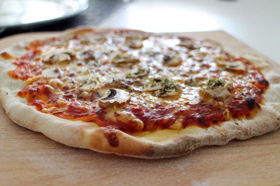 Быстрое и вкусное тесто для пиццы – самые простые рецепты приготовления с фото