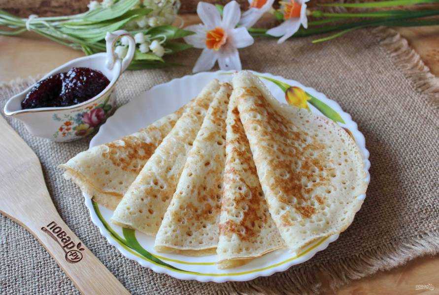 Дрожжевые блины на молоке с дырочками (4 рецепта)