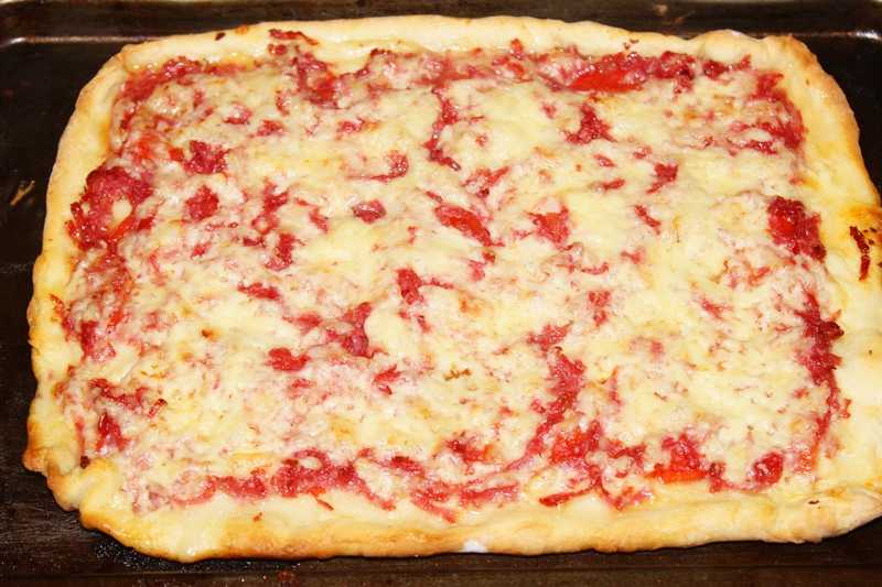 Пицца домашняя с колбаской рецепт