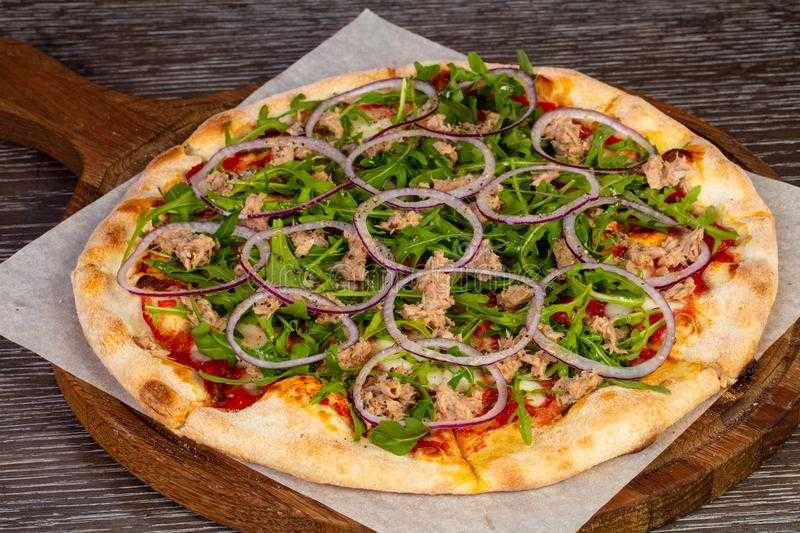 Пицца с консервированным тунцом и луком рецепт с фото - 1000.menu