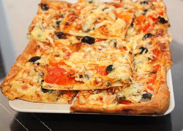 Пицца в домашних условиях в духовке из тонкого дрожжевого теста, готового слоеного теста или на кефире, пошаговые рецепты с фото