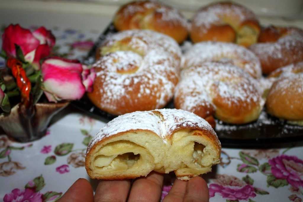 Испанские булочки – нежные, с начинкой и без. утро начинается с испанских булочек: с заварным кремом, изюмом, орехами, корицей