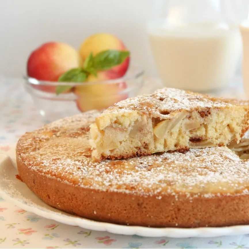 Яблочный пирог с манкой и мукой, сливочным маслом, молоком