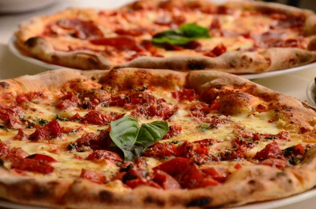 пиццу с ароматом томатов, моццaреллы и базилика, выпекают исключительно в д...
