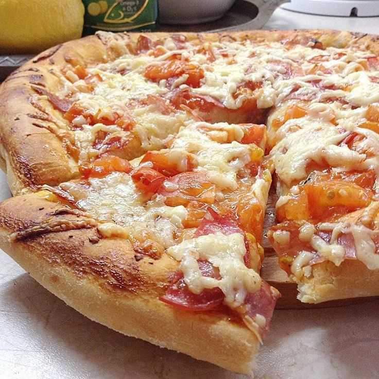 Остался кефир — приготовьте вкусное тесто для быстрой пиццы в духовке или на сковороде