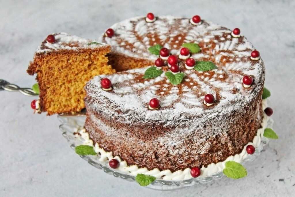 Бисквитный торт с клубникой и кремом рецепт с фото пошагово - 1000.menu