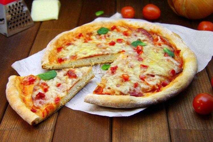 Пицца с помидорами, колбасой и сыром (простой и вкусный рецепт)