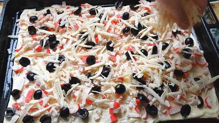 Пицца со сливочным соусом, крабовыми палочками и помидорами - страна мам