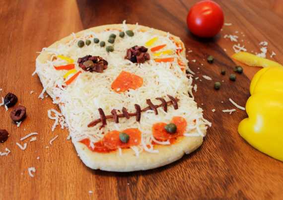Блюда на хэллоуин пицца из слоеного теста с забавной рожицей