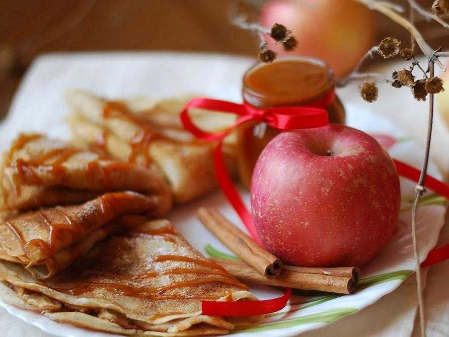 Блины с яблоками и корицей: рецепт сладких блинчиков с ароматной начинкой