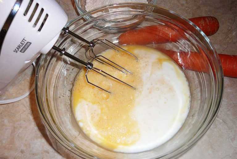Морковные оладьи на сковороде и в духовке, с кабачками, яблоками и манкой