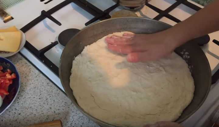 Как приготовить тесто на кефире без дрожжей для пиццы по пошаговому рецепту с фото