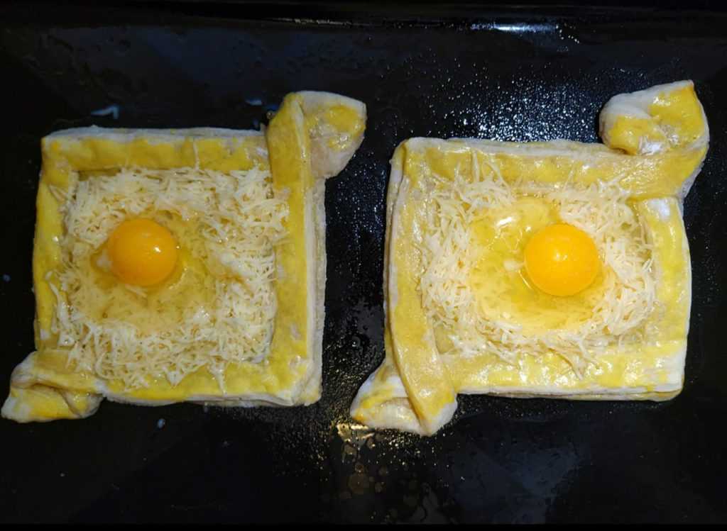 Рецепт лодочки из теста с яйцами. Слойки из слоеного теста с сыром. Хачапури из слоёного теста с сыром и яйцом. Яичница в слоеном тесте. Слойки с яйцом в духовке.