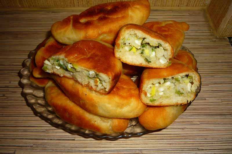 Пирожки с рисом зеленым луком и яйцом рецепт с фото пошагово - 1000.menu