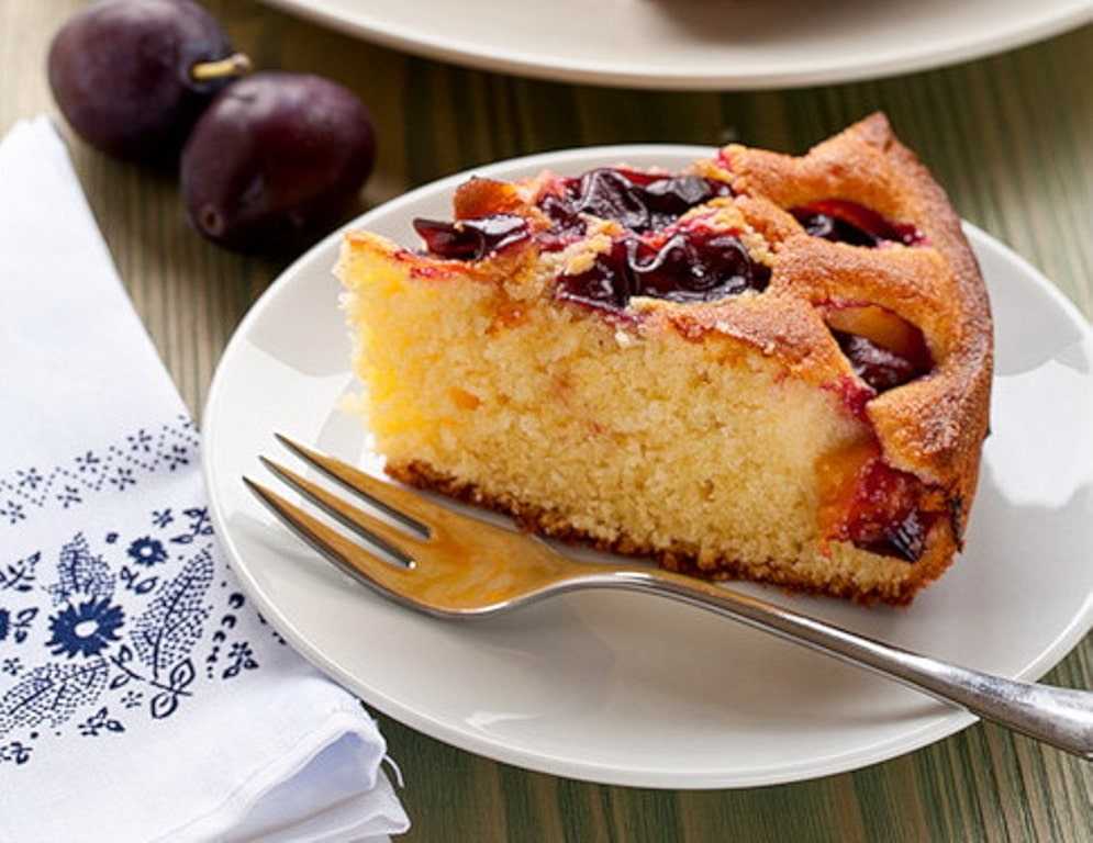 Пирог со сливами — рецепты для праздников и на каждый день