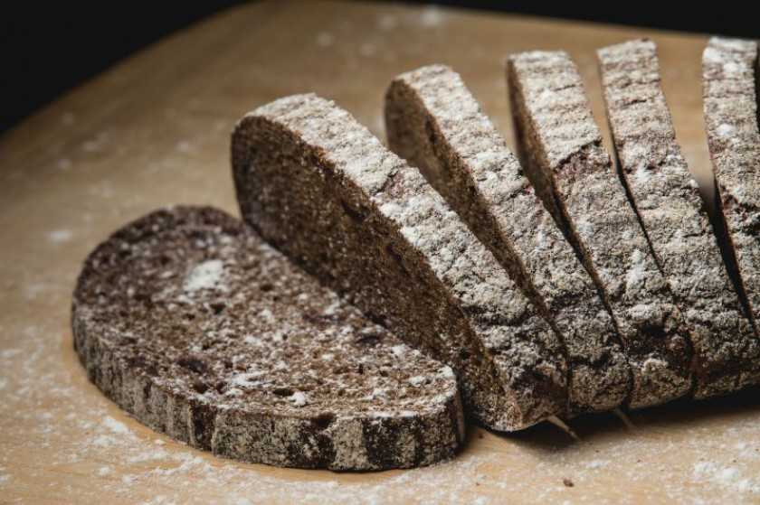 Производство ржаного хлеба. Черный хлеб. Мука черный хлеб. Хлеб из ржаной муки. Хлеб ржаной из обдирной муки.