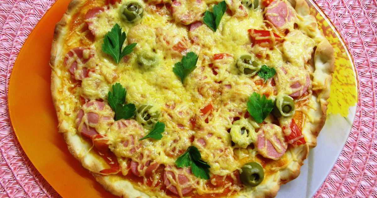 Пицца из слоеного теста с сосисками и твердым сыром рецепт с фото пошагово - 1000.menu